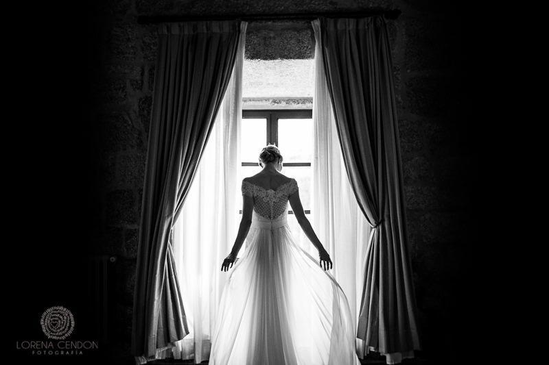 Novia mirando por la ventana - Fotografía de boda