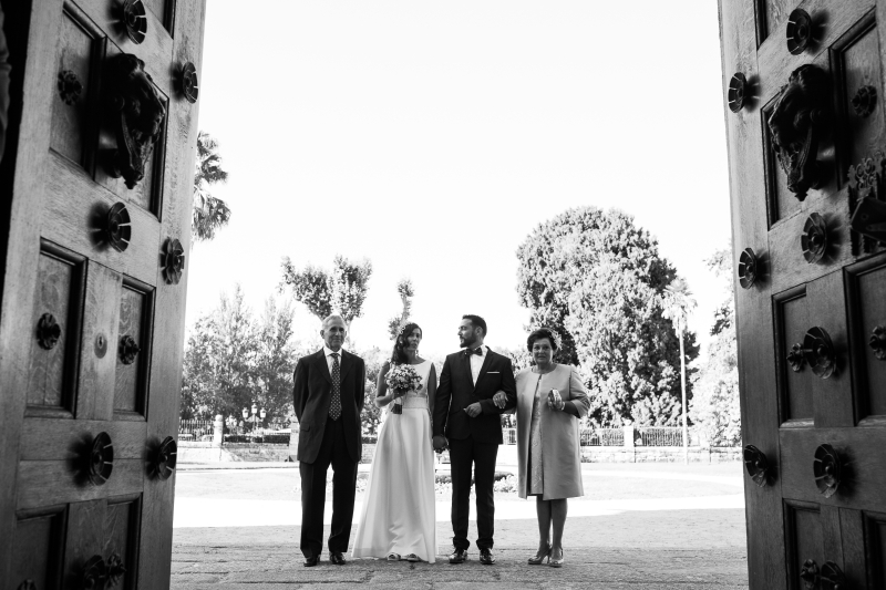 Padrino, novia, novio y madrina entrando en la ceremonia - Fotografía de boda