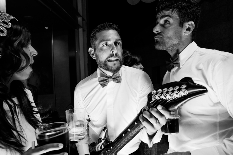 Novio con guitarra - Fotografía de boda