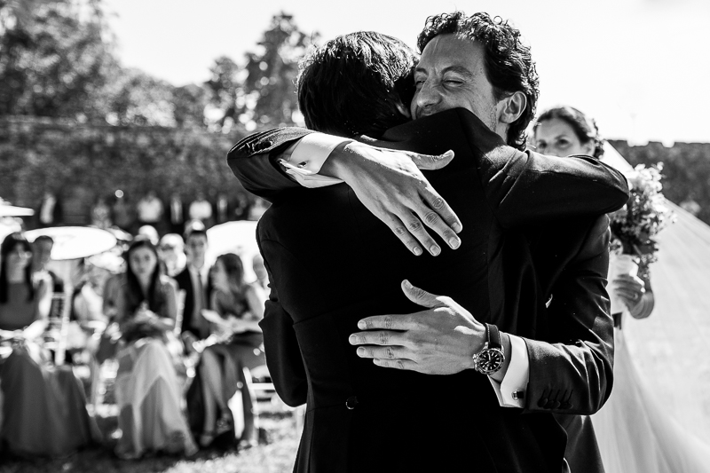 Fotografia de boda en el Pazo de Cores novio abrazando a invitado