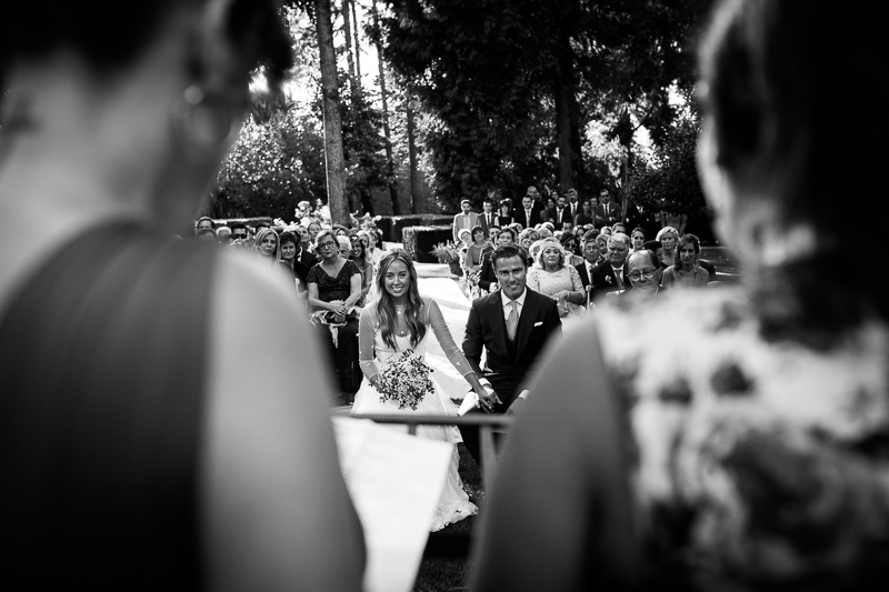Fotografia de boda Pazo el Castriño Laura y Adrian, en un momento emocionante de la ceremonia durante las lecturas que unas amigas de la novia