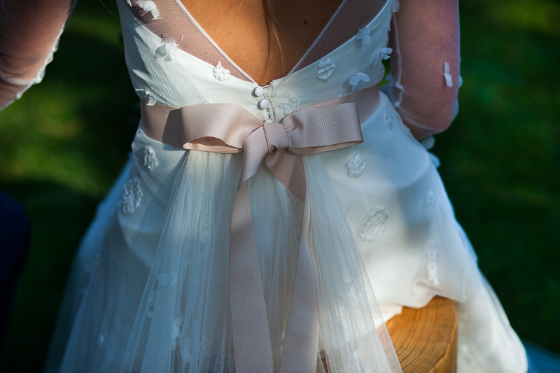 Fotografia de boda Pazo el Castriño detalle de lazo en el vestido de la novia de Patricia Melendez Atelier