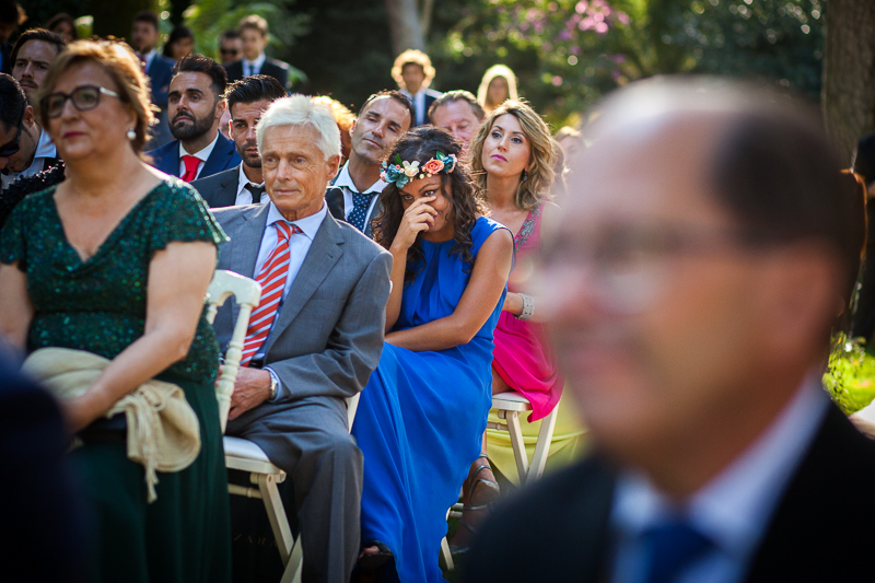 Fotografia de boda amiga de la novia emocionada durante la ceremonia civil al aire libre en el Pazo el Castriño