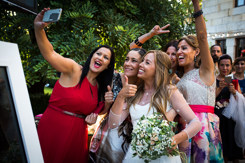 Fotografia de boda novia con invitadas durante el aperitivo en el Pazo el Castriño