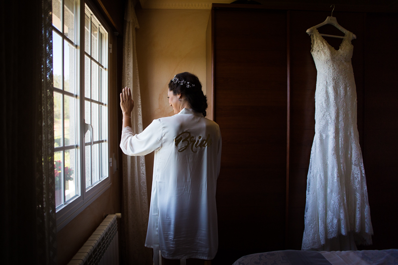 Fotografía de Boda Pazo Torre de Xunqueiras novia con vestido en los preparativos