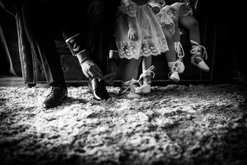 Fotografía de Boda Pazo Torre de Xunqueiras detalle de zapatos de novio y niñas de arras