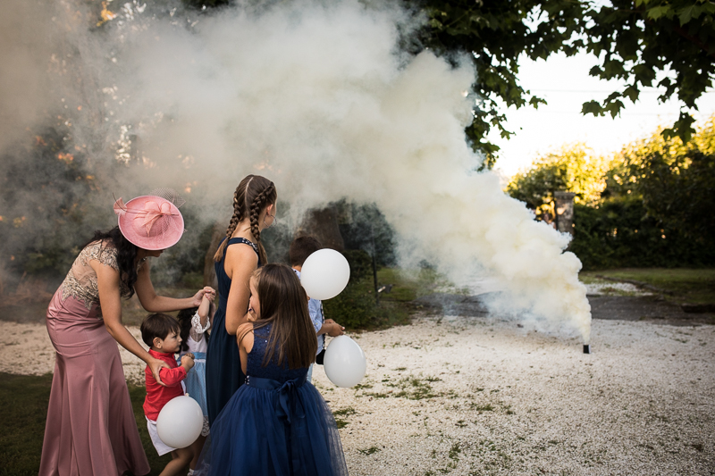 Fotografía de Boda Pazo Torre de Xunqueiras entrada de los novios con bombas de humo en el aperitivo