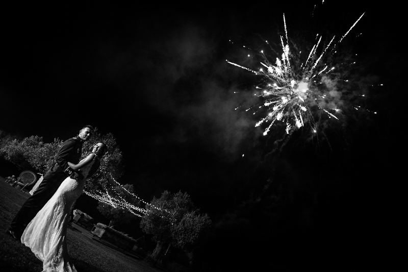 Fotografía de Boda Pazo Torre de Xunqueiras novios con fuegos artificiales para finalizar un gran día de boda