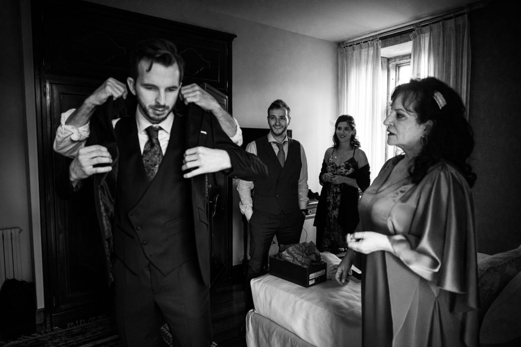 Fotografía de boda Pazo da Touza preparativos en la habitación del novio