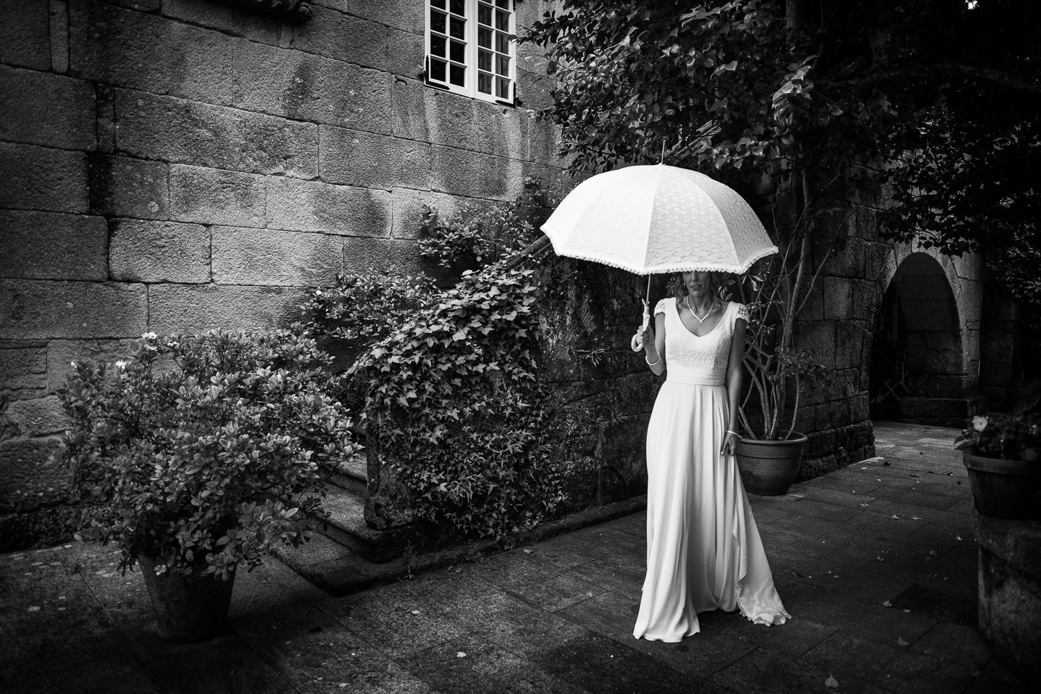 fotografia de boda novia con paraguas 
