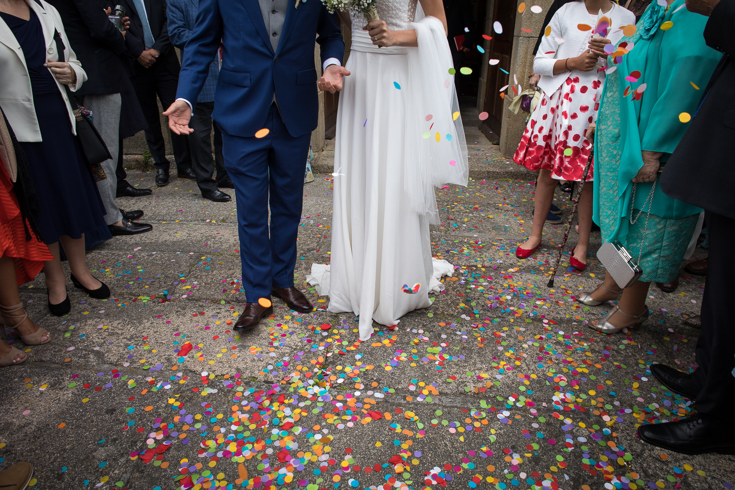 Fotografia de boda novios con confeti