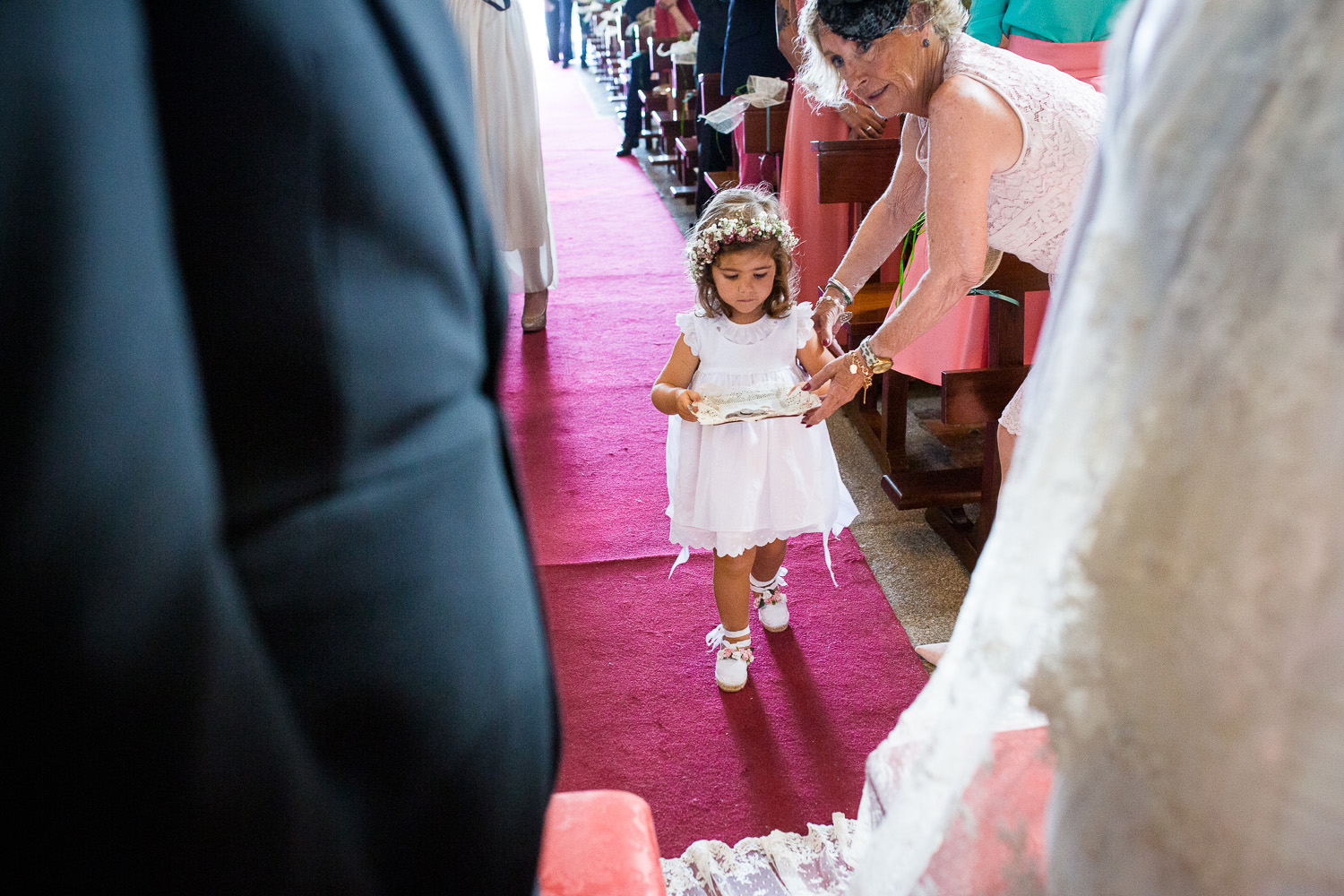 Fotografía de boda niña de arras en la iglesia