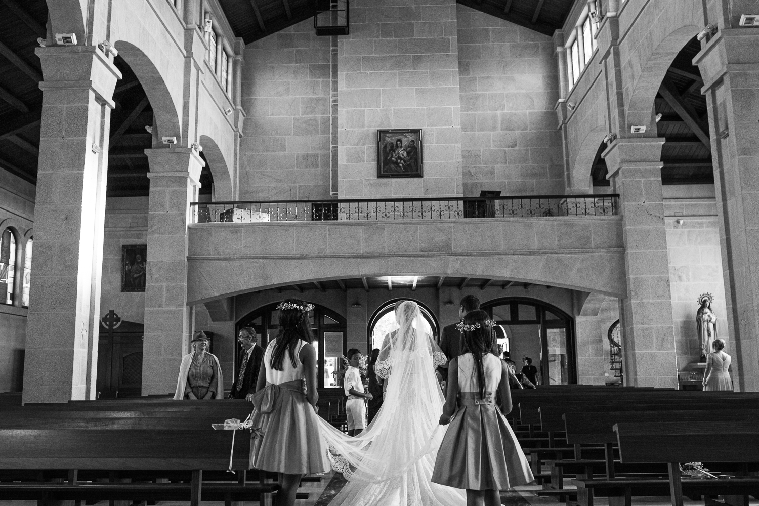 Fotografía de boda novios dentro de la iglesia desde atrás 