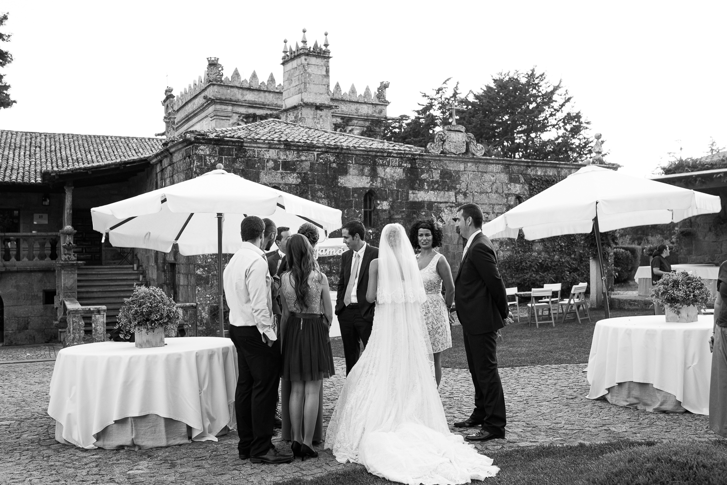 Fotografía de boda novia con invitados