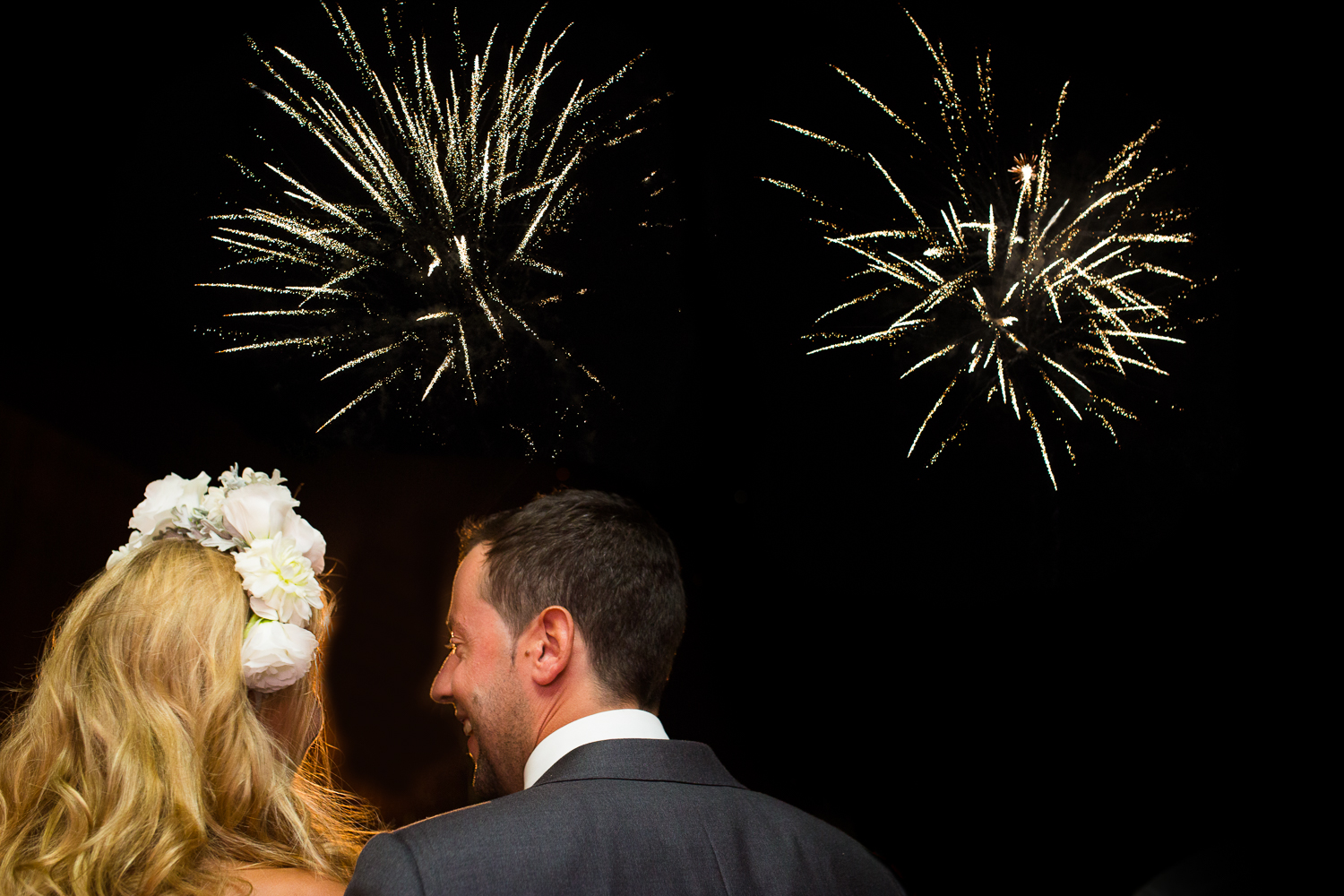 Fotografía de boda pareja de novios con fuegos artificiales